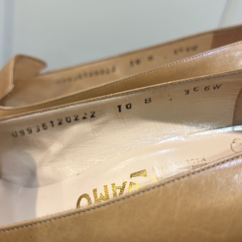VTG Salvatore Ferragamo Leather Pumps Gold Tone Emblem Italy Size 10 - Picture 4 of 9